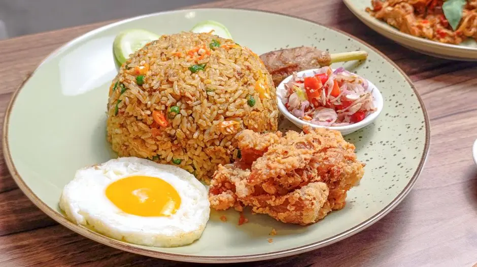 Nasi hangat dengan telur kecap dan tumis kangkung di meja makan