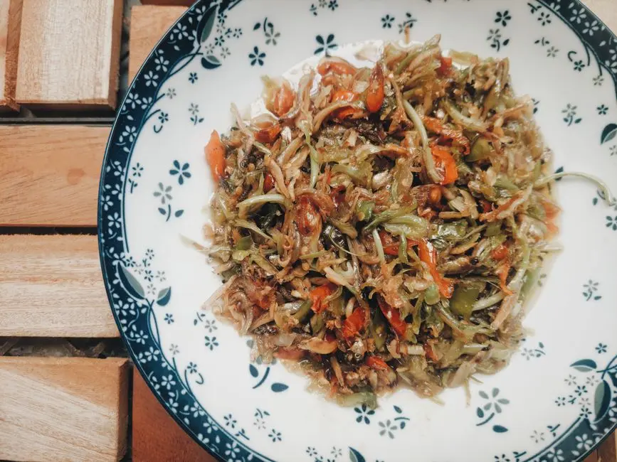 Tumis kangkung dan sambal tomat sederhana dalam mangkuk kecil